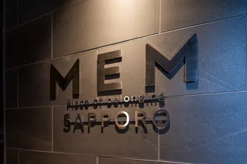 石壁に据えられた MEM SAPPORO のサイン