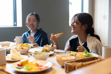 朝食のテーブルで語らう滞在者