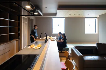 窓辺まで伸びる長いキッチンカウンター