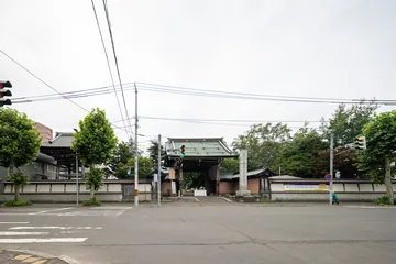 宿の界隈のまちなみと寺の門