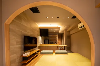 The tatami living space beyond the arch